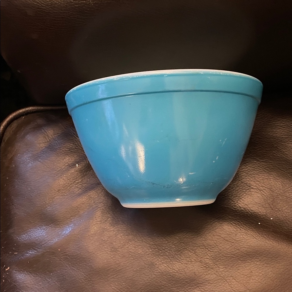 Vintage Pyrex primary colour mixing bowl
